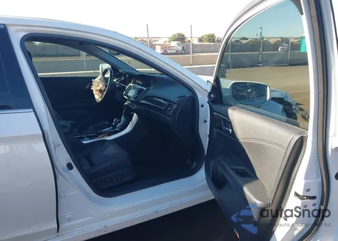 2017 Honda Accord Hybrid Touring z USA, uszkodzony, nr VIN JHMCR6F7XHC007900